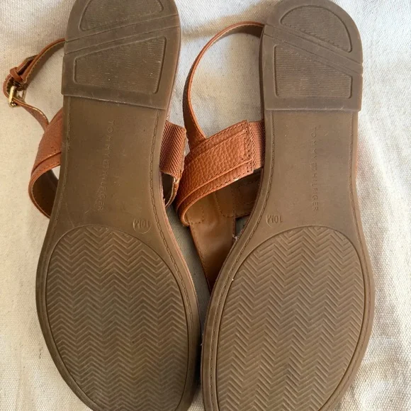 Tommy Hilfiger Women's Brown Leather T-Strap Sandals Gold Emblem and Buckles 10 - Picture 6 of 11